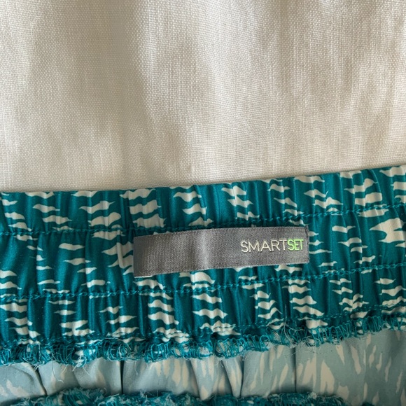 Smart Set Lightweight short skirt - Picture 2 of 6